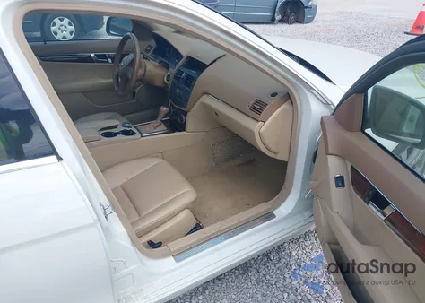 2008 Mercedes-Benz C 300 Luxury 4Matic из США, поврежденный, VIN WDDGF81X48F137044